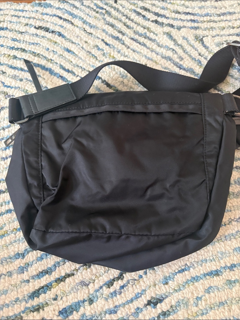 lululemon athletica Black woman’s festival bag - Picture 4 of 4